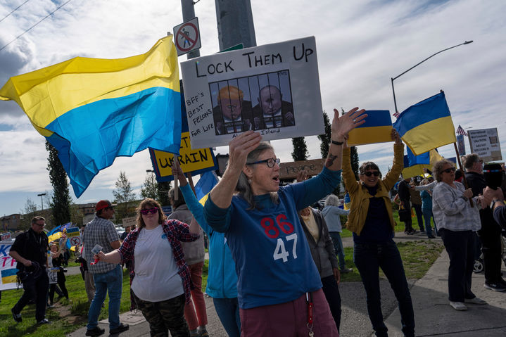 [앵커리지=AP/뉴시스] 도널드 트럼프 미국 대통령과 블라디미르 푸틴 러시아 대통령의 회담을 앞둔 14일(현지 시간) 미 알래스카주 앵커리지에서 우크라이나 국기를 든 시위대가 구호를 외치고 있다. 미-러 정상은 15일 오전 11시30분(한국시간 16일 오전 4시30분)에 엘먼도프-리처드슨 합동기지에서 회담한다. 2025.08.15.