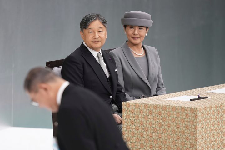 [도쿄=AP/뉴시스] 이시바 시게루 일본 총리가 도쿄에서 열린 제2차 세계대전 패전 80주년 기념식에서 나루히토 일왕 부부가 지켜보는 가운데 묵념하고 있다. 이시바 총리는 일본 총리로서 13년 만에 추도사에서 과거사 반성을 언급했다. 2025.08.15.