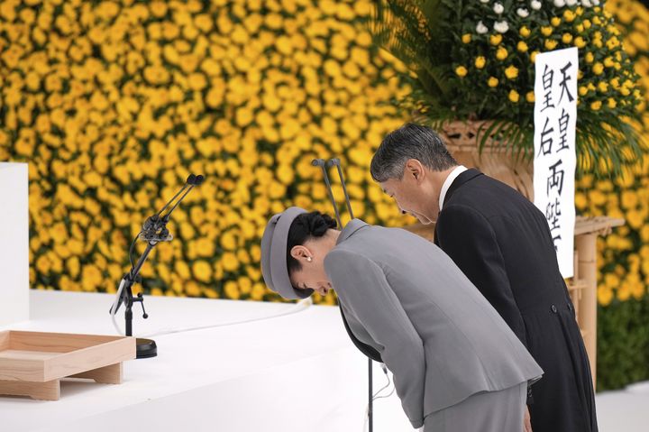 [도쿄=AP/뉴시스] 나루히토 일왕 부부가 15일 도쿄에서 열린 제2차 세계대전 패전 80주년 전몰자 추도식에서 묵념하고 있다. 2025.08.15.