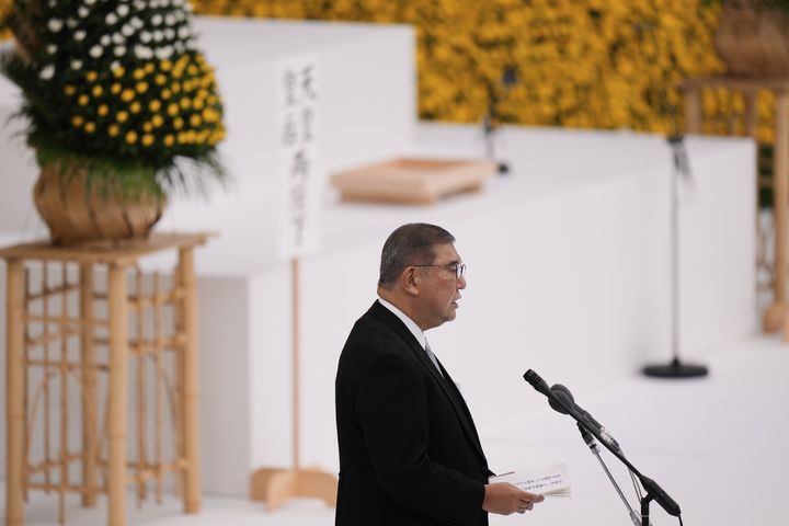 [도쿄=AP/뉴시스] 이시바 시게루 일본 총리가 15일 도쿄에서 열린 제2차 세계대전 패전 80주년 전몰자 추도식에서 식사를 발표하고 있다. 이시바 총리는 13년 만에 추도사에서 반성을 언급했다.2025.08.15.
