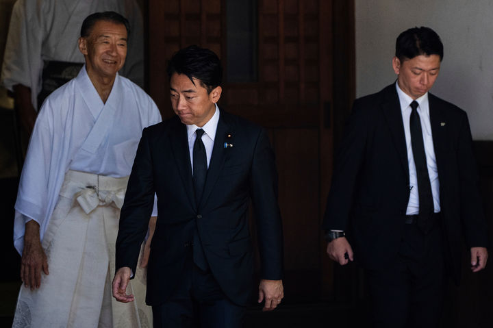 [도쿄=AP/뉴시스] 일본 차기 총리 후보로 거론되는 고이즈미 신지로 농림상(왼쪽)이 제2차 세계대전 종전 80주년 기념일인 15일 도쿄의 야스쿠니 신사를 참배하고 떠나는 모습. 2025.08.16