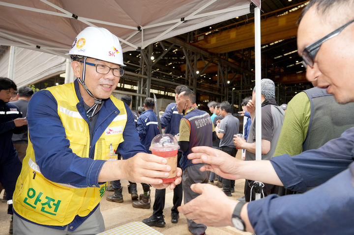 [고성(경남)=뉴시스] 신정철 기자= SK오션플랜트는 현장 근무자의 온열질환 예방과 쾌적한 근무 환경 조성을 위해 ‘더위사냥 이벤트’를 전개한다고 14일 밝혔다.사진은 이승철 SK오션플랜트 대표이사(사진, 왼쪽)가 현장 근무자들에게 수박주스를 건네며 감사인사를 전하고 있는 모습.(사진=SK오션플랜트 제공).2025.08.14. photo@newsis.com *재판매 및 DB 금지