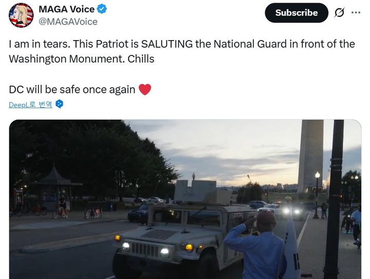 [워싱턴=뉴시스]미국 독립언론인 프리덤뉴스TV는 트럼프 대통령 지시에 따라 워싱턴DC 주방위군의 시내 배치가 시작된 지난 12일(현지 시간) 공개한 영상으로, 워싱턴기념탑 인근에서 군인들을 태운 장갑차가 지나가자 태극기를 지참한 시민이 경례를 하고 있는 모습. (사진=프리덤뉴스TV 영상 캡쳐).2025.08.15.  *재판매 및 DB 금지