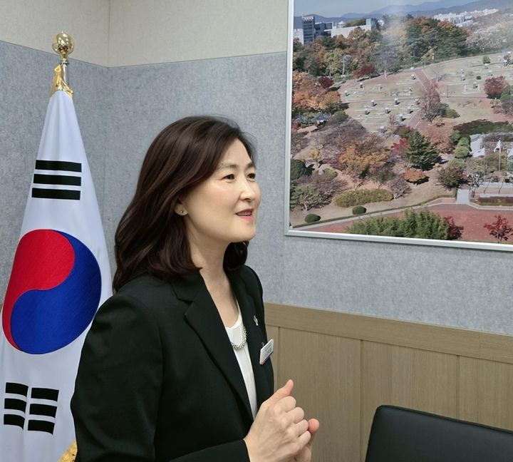 [대구=뉴시스] 정재익 기자 = 김미현 국립신암선열공원 관리소장이 광복 80주년 기념 인터뷰를 진행하고 있다. 2025.08.15. jjikk@newsis.com *재판매 및 DB 금지