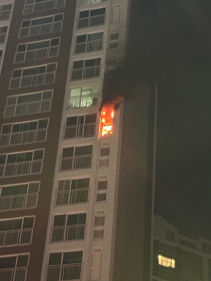 [대구=뉴시스]15일 오전 1시 49분께 경북 김천시 율곡동 아파트 실외기실에서 발생한 화재(사진=경북소방본부 제공) 2025.08.15 photo@newsis.com *재판매 및 DB 금지