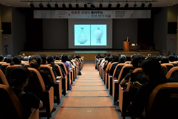 [서울=뉴시스] 14일 국립중앙박물관 대강당에서 열린 특별강연 '유홍준 관장이 들려주는 조선 전기 미술' 현장 (사진=국립중앙박물관 제공) 2025.08.15. photo@newsis.com *재판매 및 DB 금지