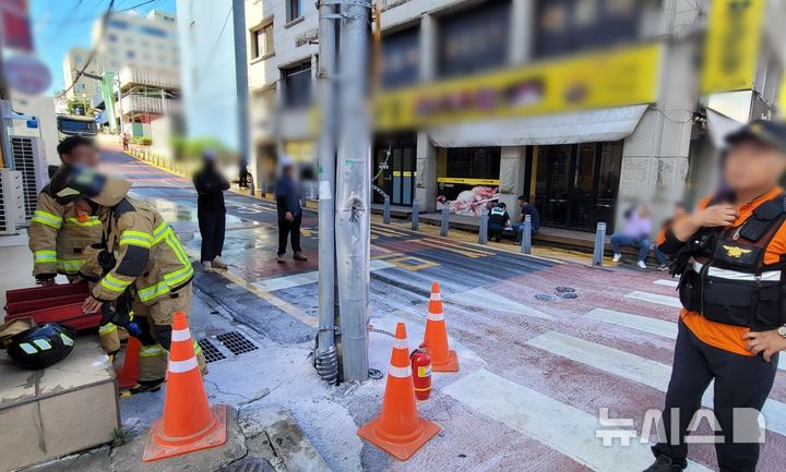 [제주=뉴시스] 15일 오전 제주시 연동 소재 도로에서 덤프트럭이 전신주를 들이받는 사고가 발생해 소방당국과 경찰이 수습에 나서고 있다. (사진=제주소방안전본부 제공) 2025.08.15. photo@newsis.com