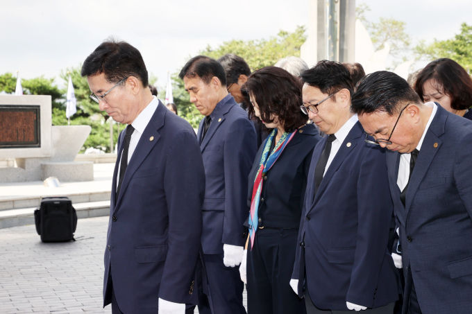 [청주=뉴시스] 윤건영 충북도교육감과 도교육청 간부 공무원들이 제80주년 광복절인 15일 청주시 상당구 수동 삼일공원 항일독립운동기념탑과 애국지사 5인 동상을 찾아 참배하고 있다. (사진=충북도교육청 제공) 2025.08.15. photo@newsis.com *재판매 및 DB 금지