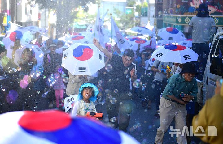 [광주=뉴시스] 이현행 기자 = 80주년 광복절인 15일 오전 광주 광산구 월곡동 고려인마을 일대에서 홍범도 장군의 독립군이 일본군을 대파했던 항일 무장독립투쟁 봉오동 전투를 재현하는 행사가 펼쳐지고 있다. 2025.08.15. lhh@newsis.com