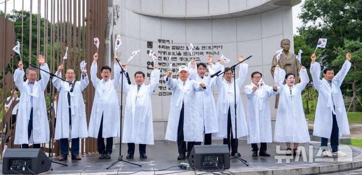 [증평=뉴시스] 15일 충북 증평군 도안면 연병호항일역사공원에서 열린 제80주년 광복절 경축식에서 이재영 군수와 임호선 국회의원, 지역 기관단체장 등 참석자들이 만세 삼창을 하고 있다. (사진=증평군 제공) 2025.08.15. photo@newsis.com *재판매 및 DB 금지