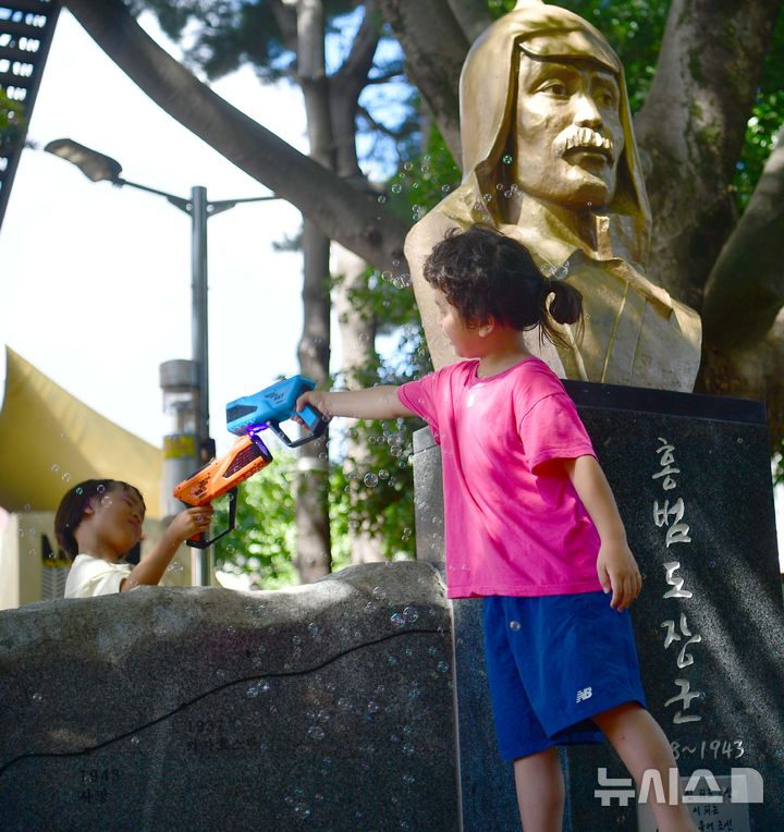[광주=뉴시스] 이현행 기자 = 80주년 광복절인 15일 오전 광주 광산구 월곡동 홍범도 장군의 흉상이 있는 다모아어린이공원에서 아이들이 비눗방울 놀이를 하고 있다. 2025.08.15. lhh@newsis.com