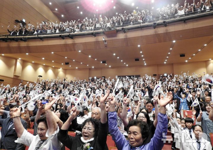 [제주=뉴시스] 오영재 기자 = 15일 오전 제주아트센터에서 열린 제80주년 광복절 경축식에서 참석자들이 만세 삼창을 하고 있다. 2025.08.15. oyj4343@newsis.com 