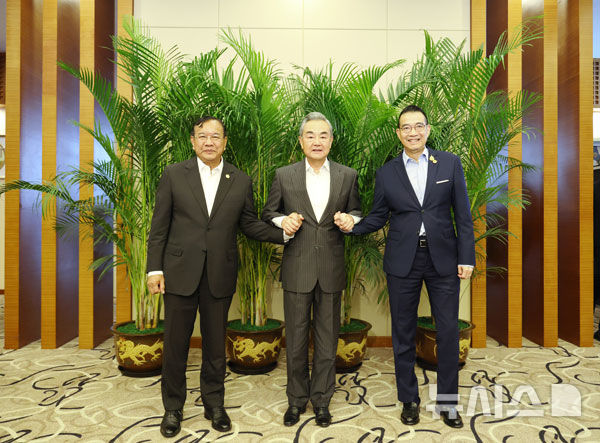 [베이징=뉴시스] ﻿﻿중국이 최근 국경 충돌을 벌이고 있는 태국과 캄보디아 사이의 긴장 완화를 위해 중재에 나섰다. 사진은 왕이 중국 공산당 중앙정치국 위원 겸 외교부장(가운데)은 지난 8월 14일 윈난성 안닝에서 당시 마릿 싸응이얌퐁 태국 외교장관(오른쪽), 쁘락 소콘 캄보디아 부총리 겸 외교장관(왼쪽)과 손잡고 사진을 촬영하는 모습. 2025.12.19