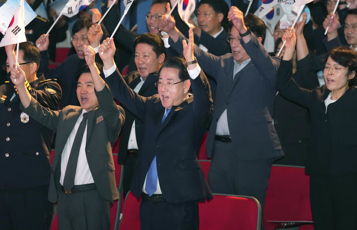 [무안=뉴시스] 김영록 전남지사가 15일 도청 김대중강당에서 열린 제80주년 광복절 경축식에 참석, 만세삼창을 하고 있다. *재판매 및 DB 금지