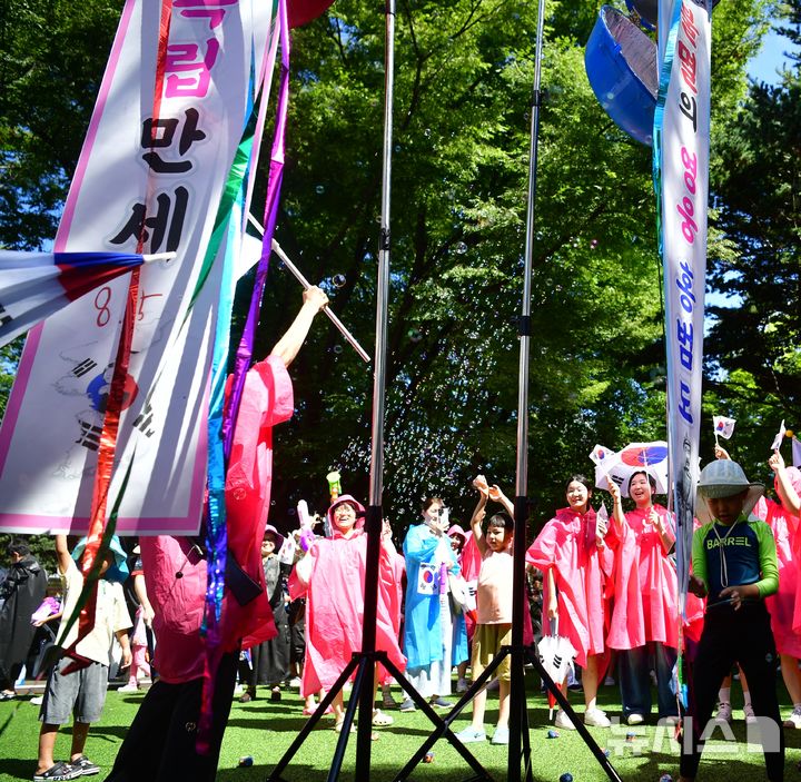 [광주=뉴시스] 이현행 기자 = 80주년 광복절인 15일 오전 광주 광산구 월곡동 고려인마을 일대에서 홍범도 장군의 독립군이 일본군을 대파했던 항일 무장독립투쟁 봉오동 전투를 재현하는 행사가 펼쳐지고 있다. 2025.08.15. lhh@newsis.com