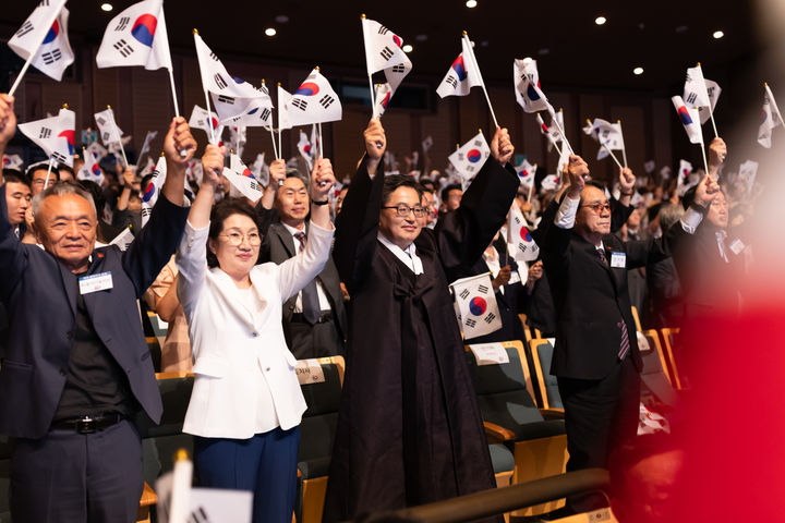 [수원=뉴시스] 15일 오전 경기아트센터에서 열린 광복절 경축식에서 김동연 지사 등이 만세삼창을 하고 있다. (사진=경기도 제공) 2025.08.15. photo@newsis.com *재판매 및 DB 금지