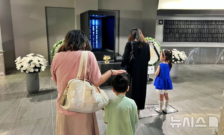 [부산=뉴시스] 원동화 기자 = 제80주년 광복절을 맞은 15일 부산 남구 국립일제강제동원역사관을 방문한 관람객이 기억의 터에서 묵념하고 있다. 2025.08.15. dhwon@newsis.com