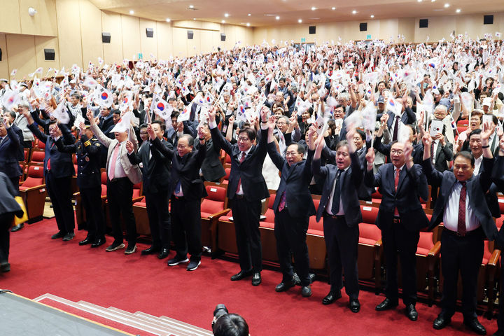 [부산=뉴시스] 부산시는 15일 부산시민회관 대극장에서 '제80주년 광복절 경축 행사'를 열었다. (사진=부산시 제공) 2025.08.15. photo@newsis.com *재판매 및 DB 금지