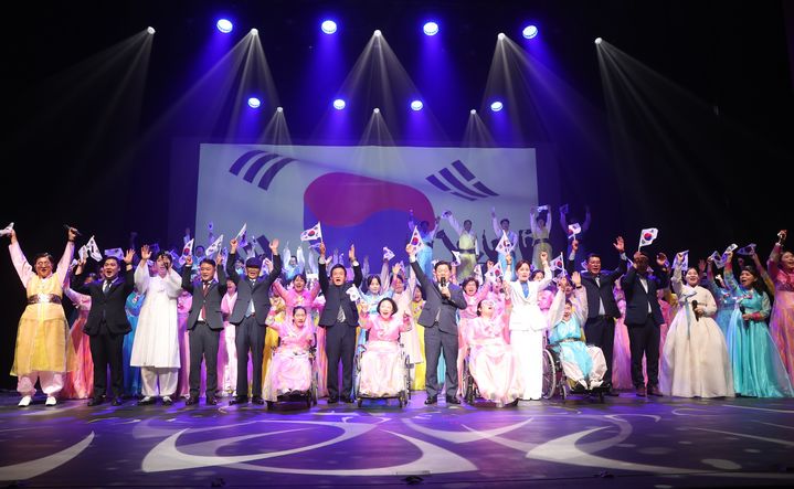 [광명=뉴시스] 박승원 광명시장이 15일 광명시민회관 대공연장에서 열린 광복절 경축식에서 광복회원, 시민들과 함께 만세삼창을 하고 있다.(사진=광명시 제공02025.08.15.photo@newsis.com *재판매 및 DB 금지