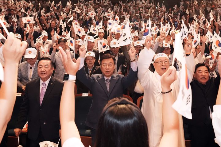 [성남=뉴시스] 신상진 성남시장(사진 앞 줄 가운데)이 15일 시청 온누리홀에서 열린 광복절 기념식에서 참석자들과 만세삼창을 부르고 있다.(사진=성남시 제공)2025.08.15.photo@newsis.com *재판매 및 DB 금지
