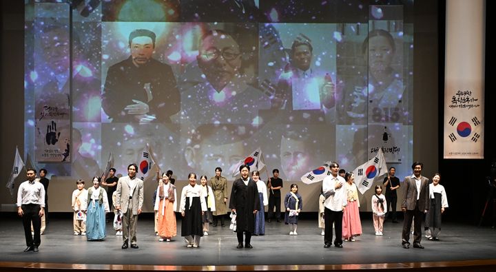 [안산=뉴시스]극단 ‘이유’가 15일 안산문화예술의전당 해돋이극장에서 열린 '제80주년 광복절 경축식'에서 '그날을 기억하며'라는 주제로 기념공연하고 있다.(사진=안산시 제공)2025.08.15.photo@newsis.com *재판매 및 DB 금지