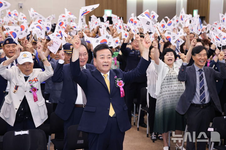 [의왕=뉴시스] 제80주년 광복절 경축식에 참석한 김성제 시장이 만세합창을 외치고 있다, (사진=의왕시 제공).2025.08.15.photo@newsis.com *재판매 및 DB 금지
