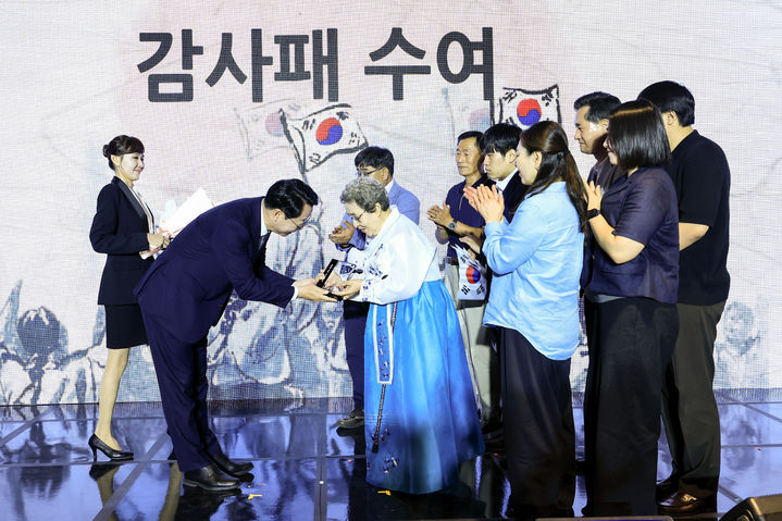 [화성=뉴시스]정명근 화성시장(사진 왼쪽)이 15일 화성시독립운동기념관에서 열린 제80주년 광복절 기념식에서 화성지역 독립운동가 후손들에게 감사패를 전달하고 있다.(사진=화성시 제공)2025.08.15.photo@newsis.com *재판매 및 DB 금지