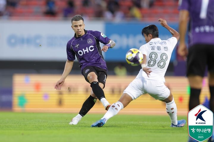 [서울=뉴시스]K리그1 안양 마테우스가 슛을 시도하고 있다. (사진=한국프로축구연맹 제공)