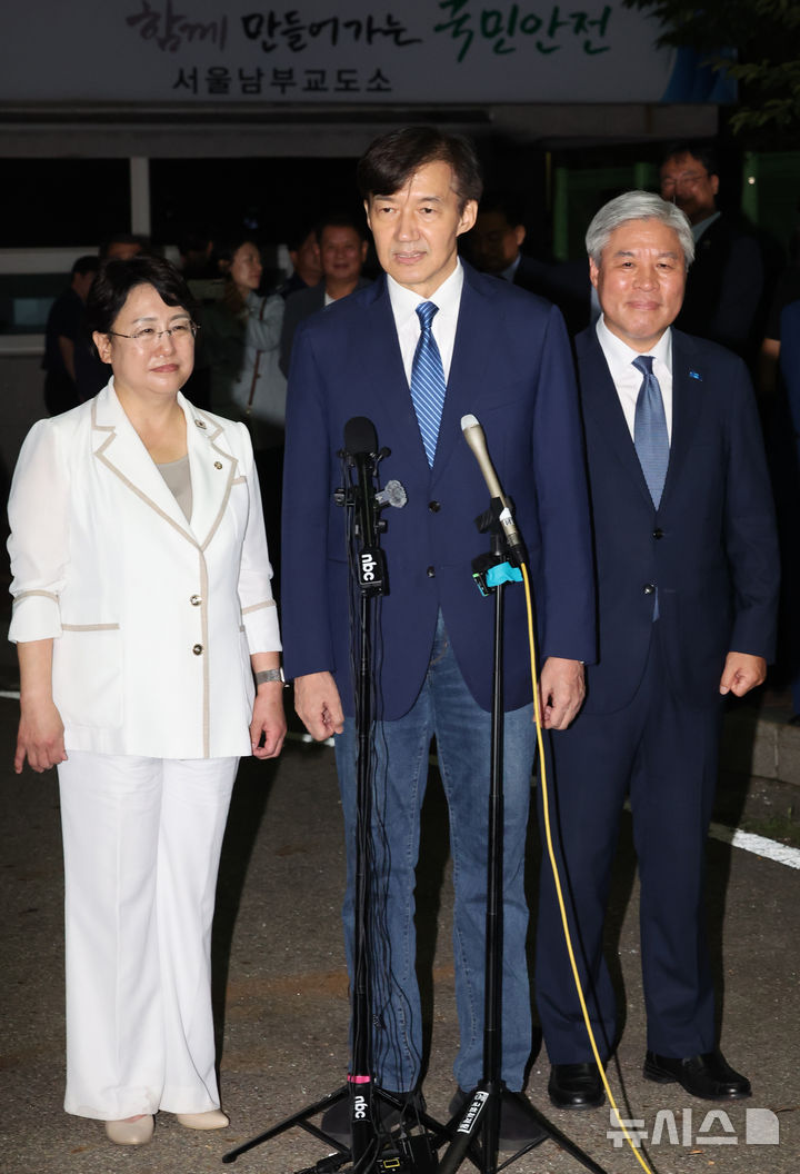 [서울=뉴시스] 배훈식 기자 = 조국 전 조국혁신당 대표가 15일 오전 서울 구로구 서울남부교도소에서 광복절 특사로 출소하며 대국민 인사를 하고 있다. 왼쪽부터 김선민 대표 권한대행, 조 전 대표, 서왕진 원내대표. 2025.08.15. dahora83@newsis.com