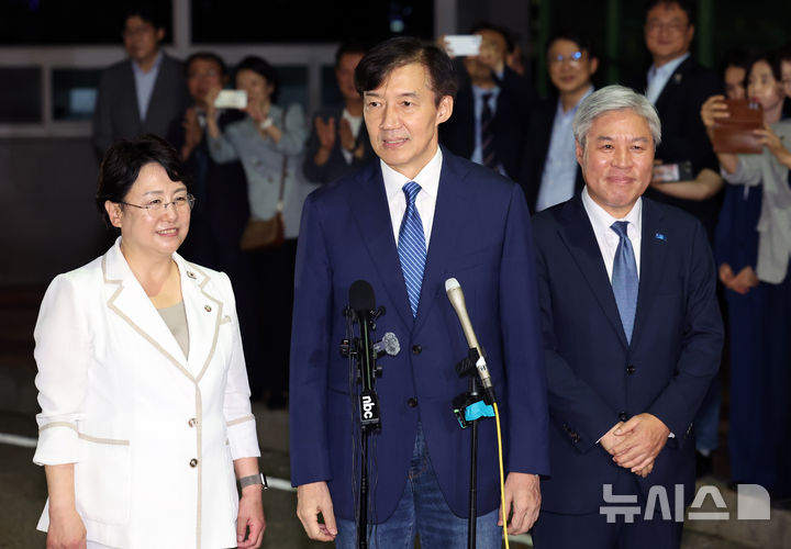 [서울=뉴시스] 배훈식 기자 = 조국 전 조국혁신당 대표가 15일 오전 서울 구로구 서울남부교도소에서 광복절 특사로 출소하며 대국민 인사를 하고 있다. 왼쪽부터 김선민 대표 권한대행, 조 전 대표, 서왕진 원내대표. 2025.08.15. dahora83@newsis.com