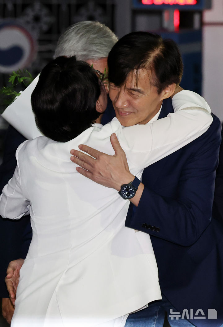 [서울=뉴시스] 배훈식 기자 = 조국 전 조국혁신당 대표가 15일 오전 서울 구로구 서울남부교도소에서 광복절 특사로 출소하며 김선민 대표 권한대행과 포옹하고 있다. 2025.08.15. dahora83@newsis.com
