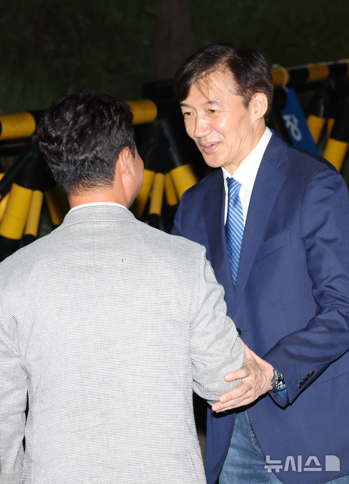 [서울=뉴시스] 배훈식 기자 = 조국 전 조국혁신당 대표가 15일 오전 서울 구로구 서울남부교도소에서 광복절 특사로 출소하며 당원과 악수 있다. 2025.08.15. dahora83@newsis.com