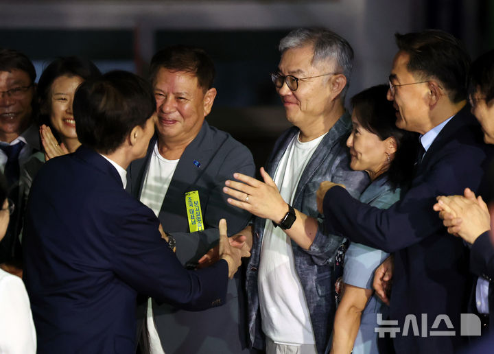 [서울=뉴시스] 배훈식 기자 = 조국 전 조국혁신당 대표가 15일 오전 서울 구로구 서울남부교도소에서 광복절 특사로 출소하며 최강욱 전 의원과 악수하고 있다. 2025.08.15. dahora83@newsis.com