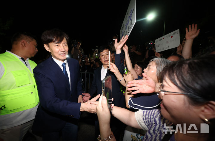[서울=뉴시스] 배훈식 기자 = 조국 전 조국혁신당 대표가 지난 15일 오전 서울 구로구 서울남부교도소에서 광복절 특사로 출소하며 지지자들과 악수하고 있다. (공동취재) 2025.08.15. photo@newsis.com
