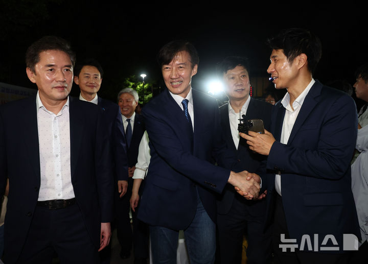 [서울=뉴시스] 배훈식 기자 = 조국 전 조국혁신당 대표가 15일 오전 서울 구로구 서울남부교도소에서 광복절 특사로 출소하며 한 기자와 악수하고 있다. (공동취재) 2025.08.15. photo@newsis.com