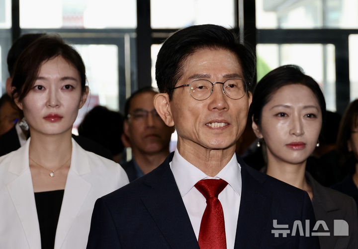 [서울=뉴시스] 김명년 기자 = 김문수 국민의힘 당대표 후보가 광복절인 15일 오전 서울 여의도 국민의힘 중앙당사에서 광복 80주년·건국 77주년 독립·건국일 기념행사를 열고 발언하고 있다. 김 후보는 김건희특검의 국민의힘에 대한 압수수색에 반대하며 지난 13일 밤부터 당사 로비에서 농성을 이어오고 있다. 2025.08.15. kmn@newsis.com