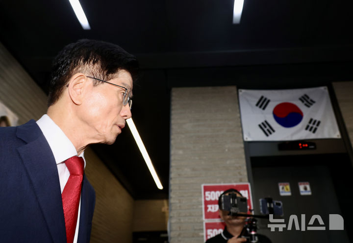 [서울=뉴시스] 김명년 기자 = 김문수 국민의힘 당대표 후보가 광복절인 15일 오전 서울 여의도 국민의힘 중앙당사에서 광복 80주년·건국 77주년 독립·건국일 기념행사를 열고 입장하고 있다. 김 후보는 김건희특검의 국민의힘에 대한 압수수색에 반대하며 지난 13일 밤부터 당사 로비에서 농성을 이어오고 있다. 2025.08.15. kmn@newsis.com