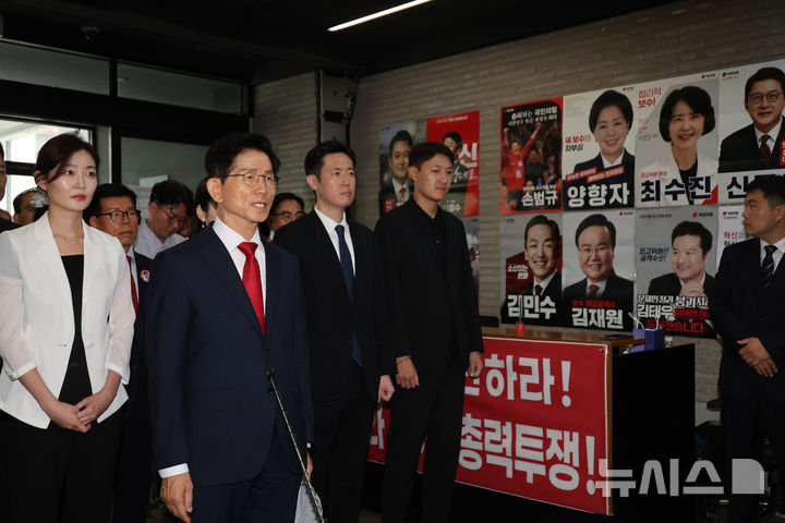 [서울=뉴시스] 김명년 기자 = 김문수 국민의힘 당대표 후보가 광복절인 15일 오전 서울 여의도 국민의힘 중앙당사에서 광복 80주년·건국 77주년 독립·건국일 기념행사를 열고 발언하고 있다. 김 후보는 김건희특검의 국민의힘에 대한 압수수색에 반대하며 지난 13일 밤부터 당사 로비에서 농성을 이어오고 있다. 2025.08.15. kmn@newsis.com