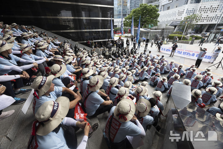 [서울=뉴시스] 김근수 기자 = 전국민주노동조합총연맹과 한국노동조합총연맹 조합원들이 15일 서울 용산역 광장에서 8.15 광복 80주년 기념 양대노총 결의대회를 하고 있다. 2025.08.15. ks@newsis.com