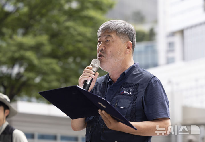 [서울=뉴시스] 김근수 기자 = 김동명 한국노동조합총연맹 위원장이 15일 서울 용산역 광장에서 열린 8.15 광복 80주년 기념 양대노총 결의대회에서 기념사를 하고 있다. 2025.08.15. ks@newsis.com