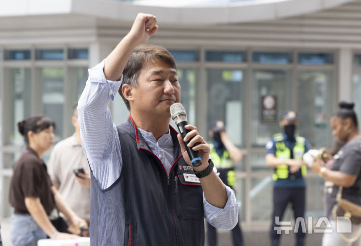 [서울=뉴시스] 김근수 기자 = 양경수 전국민주노동조합총연맹 위원장이 15일 서울 용산역 광장에서 열린 8.15 광복 80주년 기념 양대노총 결의대회에서 기념사를 하고 있다. 2025.08.15. ks@newsis.com