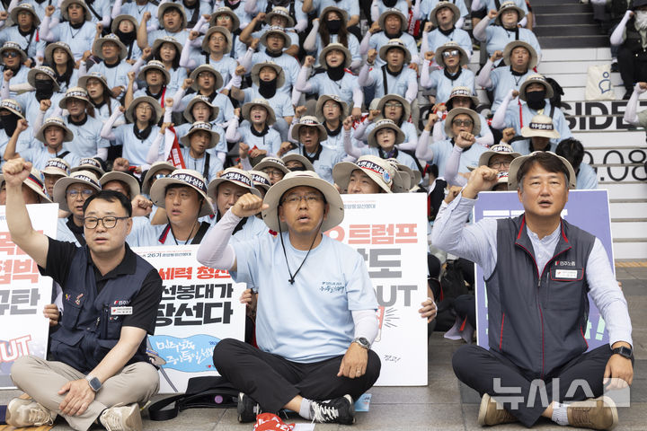 [서울=뉴시스] 김근수 기자 = 양경수 전국민주노동조합총연맹 위원장이 15일 서울 용산역 광장에서 열린 8.15 광복 80주년 기념 양대노총 결의대회에서 구호를 외치고 있다. 2025.08.15. ks@newsis.com