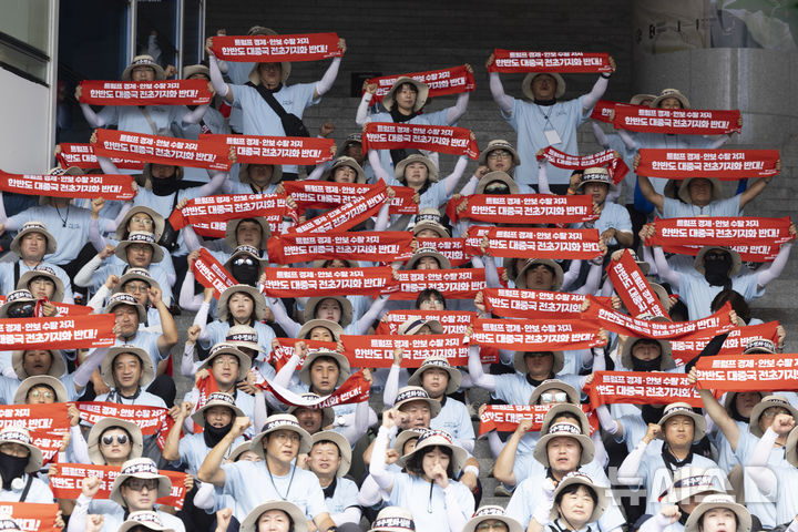 [서울=뉴시스] 김근수 기자 = 전국민주노동조합총연맹과 한국노동조합총연맹 조합원들이 15일 서울 용산역 광장에서 열린 8.15 광복 80주년 기념 양대노총 결의대회에서 구호를 외치고 있다. 2025.08.15. ks@newsis.com
