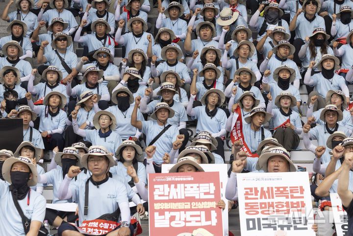 [서울=뉴시스] 김근수 기자 = 전국민주노동조합총연맹과 한국노동조합총연맹 조합원들이 15일 서울 용산역 광장에서 열린 8.15 광복 80주년 기념 양대노총 결의대회에서 구호를 외치고 있다. 2025.08.15. ks@newsis.com