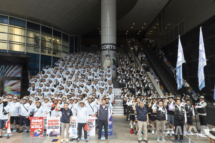 [서울=뉴시스] 김근수 기자 = 김동명 한국노동조합총연맹 위원장과 양경수 전국민주노동조합총연맹 위원장을 비롯한 양대노총 조합원들이 15일 서울 용산역 광장에서 열린 8.15 광복 80주년 기념 양대노총 결의대회에서 구호를 외치고 있다. 2025.08.15. ks@newsis.com