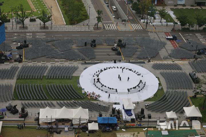 [서울=뉴시스] 김명원 기자 = 15일 서울 종로구 광화문 광장에 관계자들이 광복 80주년 기념 '국민주권 대축제' 행사를 준비하고 있다. 광복절 저녁 8시에는 서울 광화문광장에서 광복으로 주권을 되찾고 세계가 인정하는 선도국가, 국민주권 국가로 우뚝 선 대한민국의 역사 80년을 기념하는 대축제 '광복 80년, 국민주권으로 미래를 세우다'를 개최할 예정이다. 특히 '국민주권 대축제'에서는 특별히 이 자리를 통해 주권자인 국민이 제21대 대통령을 직접 임명하고 국민 한 사람 한 사람의 소망과 바람을 전하는 '제21대 대통령 국민임명식'을 거행한다. 2025.08.14. kmx1105@newsis.com