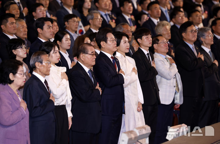 [서울=뉴시스] 최동준 기자 = 이재명 대통령과 김혜경 여사가 15일 서울 종로구 세종문화회관에서 열린 제80주년 광복절 경축식에서 참석자들과 국민의례를 하고 있다. 2025.08.15. photocdj@newsis.com