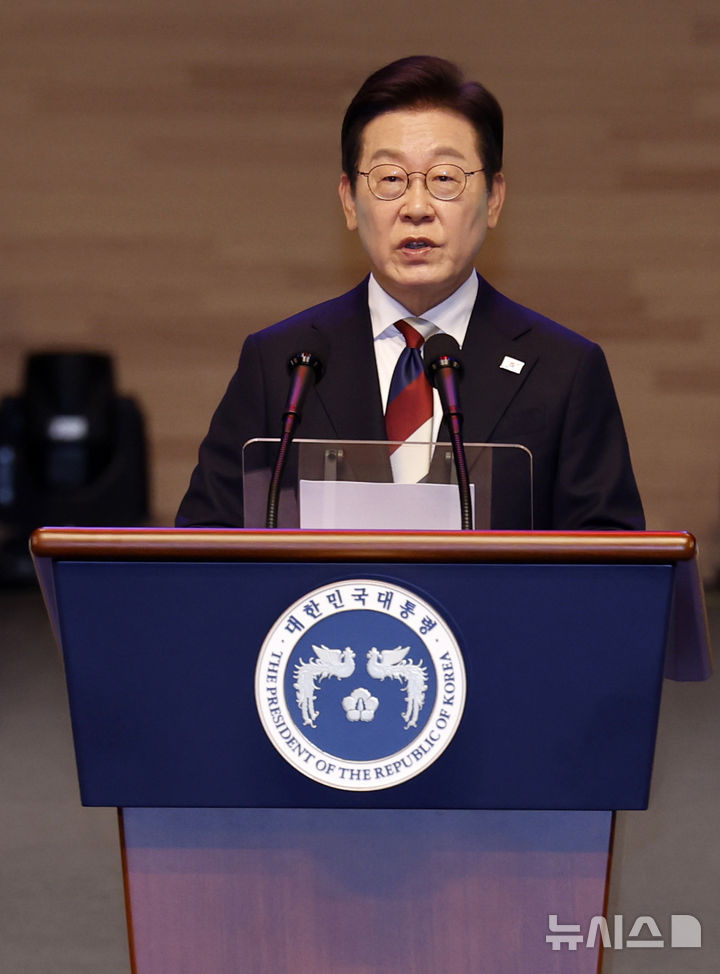 [서울=뉴시스] 최동준 기자 = 이재명 대통령이 15일 서울 종로구 세종문화회관에서 열린 제80주년 광복절 경축식에서 경축사를 하고 있다. 2025.08.15. photocdj@newsis.com