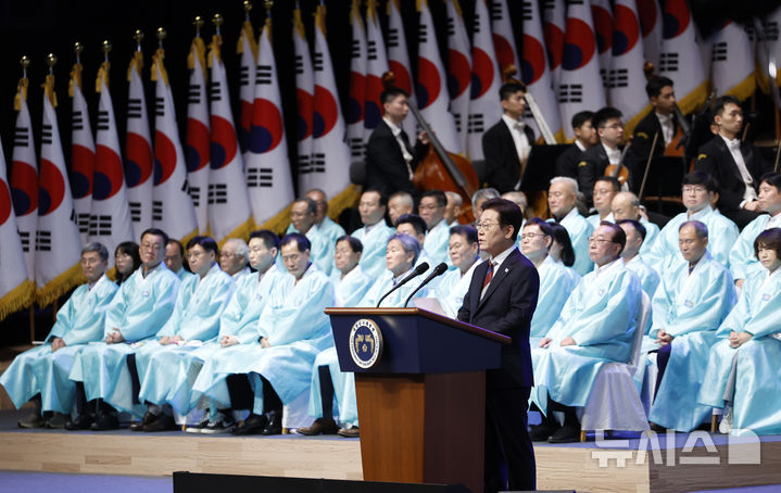 [서울=뉴시스] 최동준 기자 = 이재명 대통령이 15일 서울 종로구 세종문화회관에서 열린 제80주년 광복절 경축식에서 경축사를 하고 있다. 2025.08.15. photocdj@newsis.com