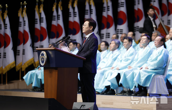 [서울=뉴시스] 최동준 기자 = 이재명 대통령이 15일 서울 종로구 세종문화회관에서 열린 제80주년 광복절 경축식에서 경축사를 하고 있다. 일본 언론은 이 대통령이 전 정권 한일 관계 개선 노선을 유지하면서도, 역사 인식 대응을 촉구해 차이를 부각했다고 조명했다. 2025.08.15. photocdj@newsis.com